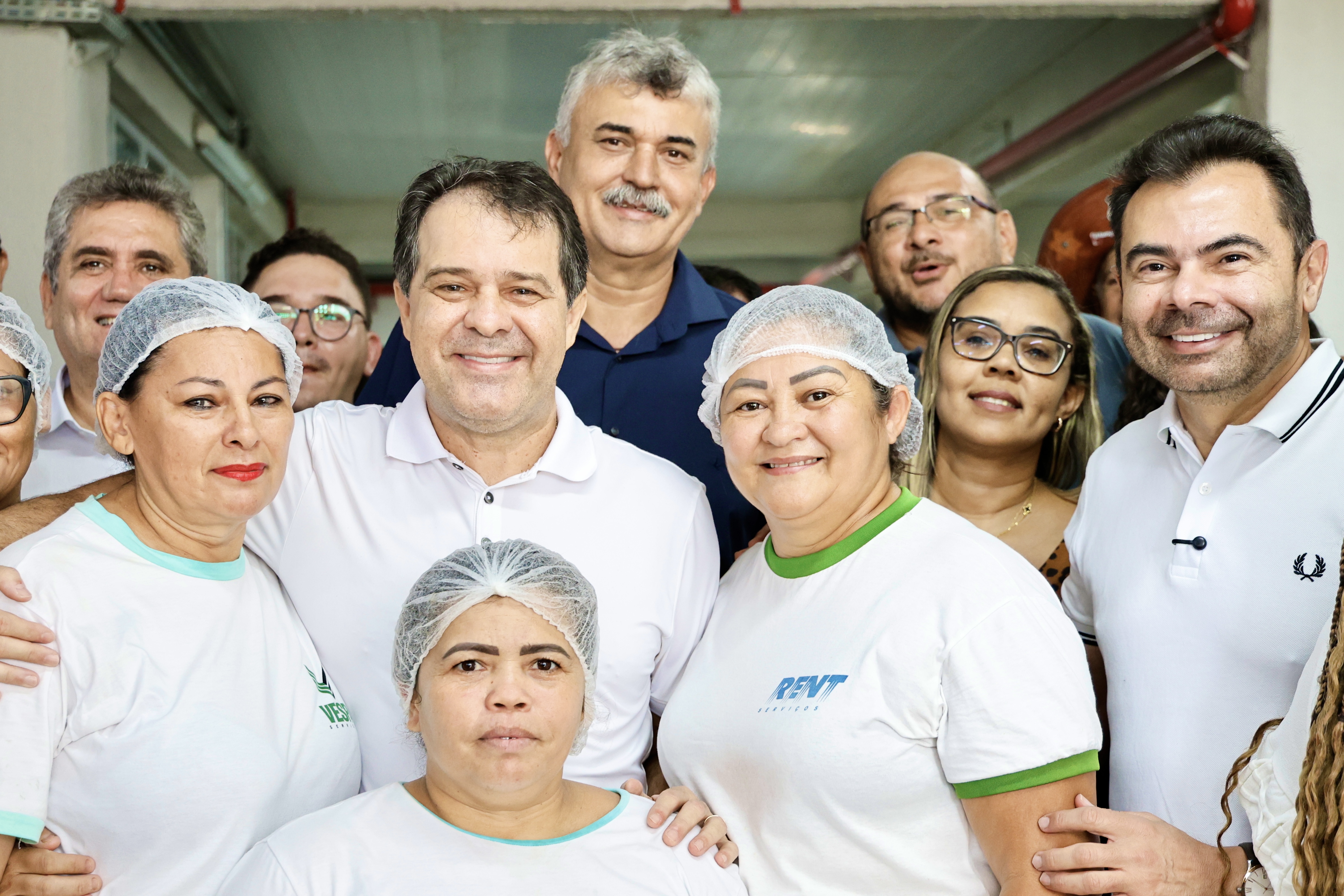 grupo de pessoas posa para a foto